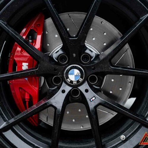 Phanh M Performance phù hợp cho người chơi xe yêu cầu cao về tốc độ và sự ổn định trong kiểm soát.