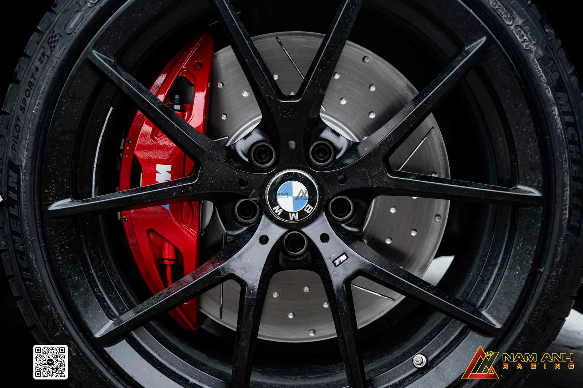 Phanh M Performance phù hợp cho người chơi xe yêu cầu cao về tốc độ và sự ổn định trong kiểm soát.