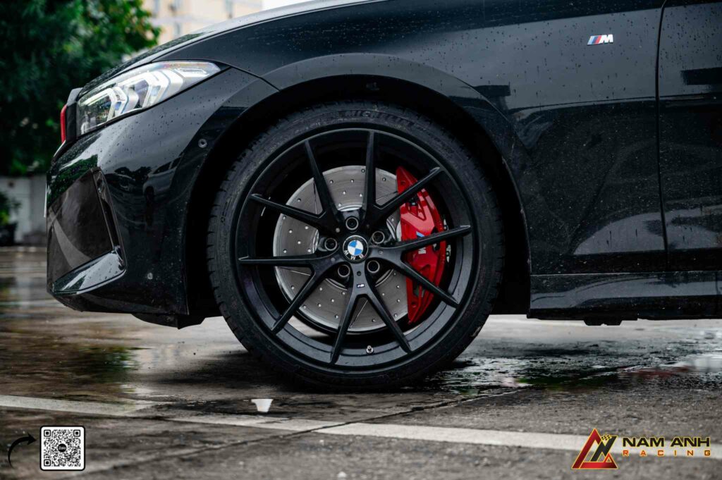 Nâng cấp phanh M Performance là giải pháp cần thiết khi cấu hình BMW G20 đã vượt khỏi tiêu chuẩn nguyên bản.