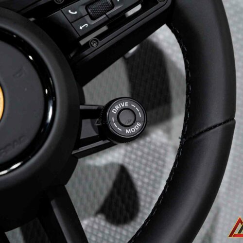 Logo Porsche đặt chìm – giữ nguyên bản sắc thương hiệu sau khi nâng cấp vô lăng.