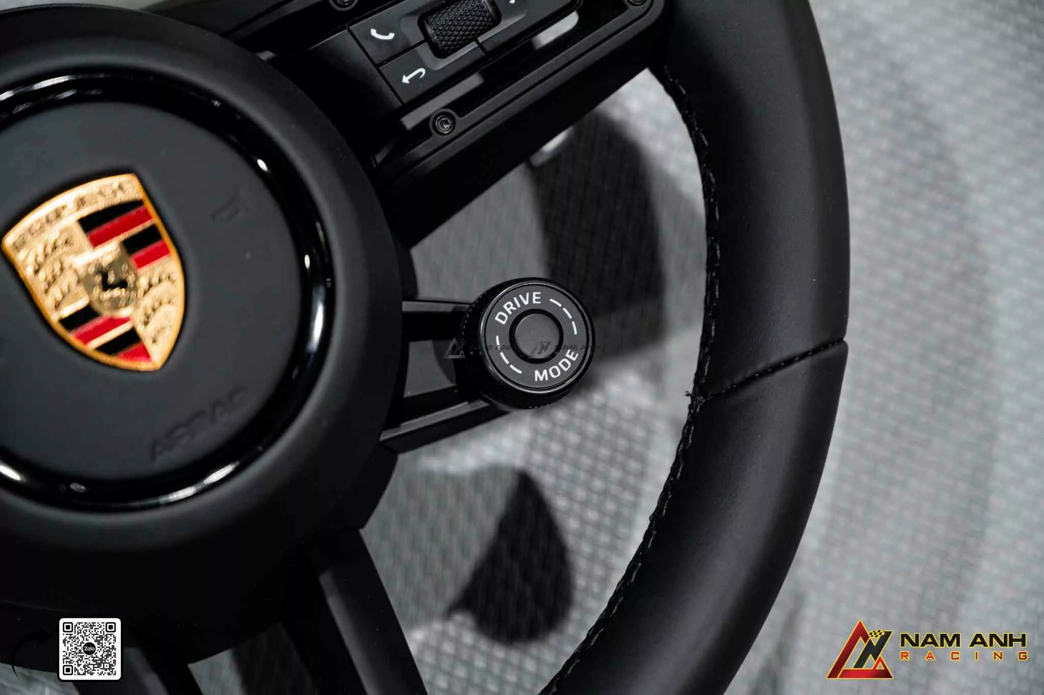 Logo Porsche đặt chìm – giữ nguyên bản sắc thương hiệu sau khi nâng cấp vô lăng.