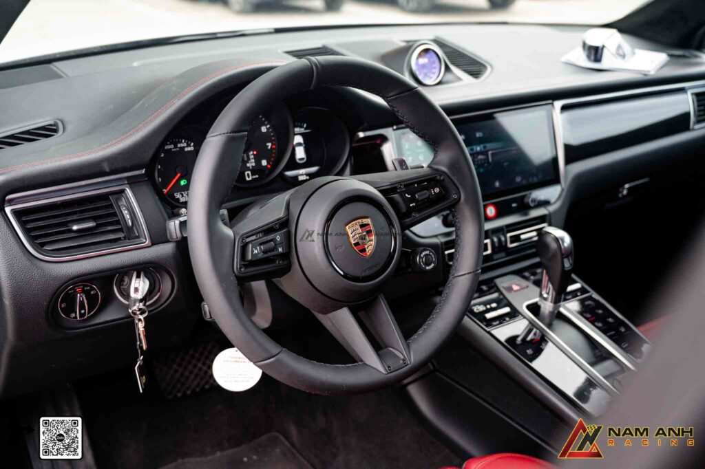 Vô lăng Macan 2024 nâng cấp nhỏ nhưng thay đổi toàn bộ cảm giác khoang lái.
