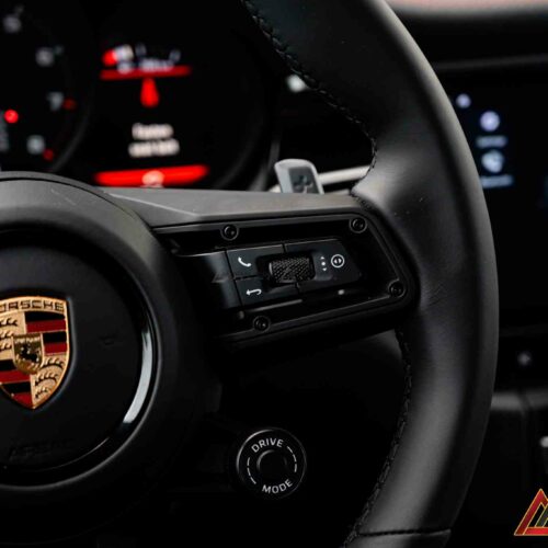 Thiết kế 3 chấu mới sắc sảo, mang lại cảm giác lái thể thao và hiện đại hơn hẳn bản zin.