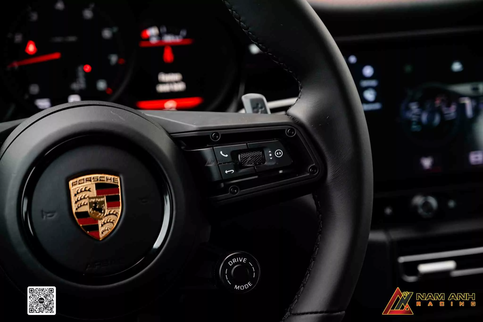 Thiết kế 3 chấu mới sắc sảo, mang lại cảm giác lái thể thao và hiện đại hơn hẳn bản zin.