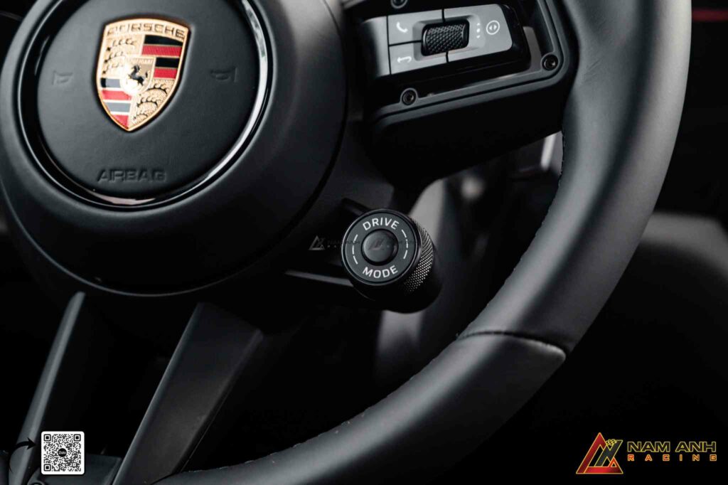 Đường cắt gọn, góc bo tinh tế – chi tiết đặc trưng trên các dòng vô lăng Porsche thế hệ mới.