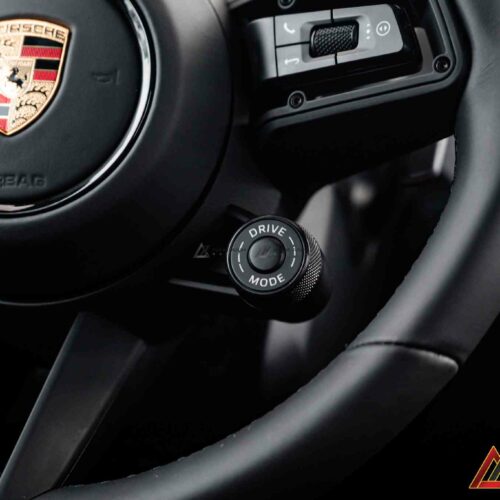 Đường cắt gọn, góc bo tinh tế – chi tiết đặc trưng trên các dòng vô lăng Porsche thế hệ mới.