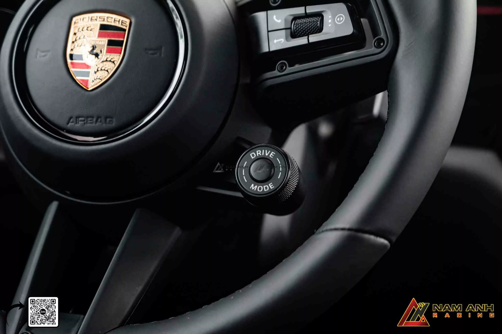 Đường cắt gọn, góc bo tinh tế – chi tiết đặc trưng trên các dòng vô lăng Porsche thế hệ mới.