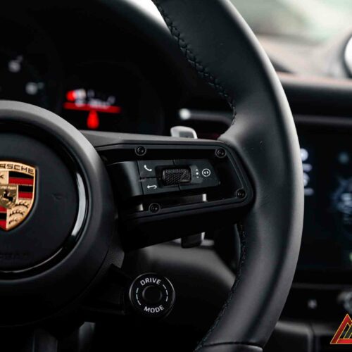 Chất liệu da nhám phối nhôm phay xước – giữ độ bám tay tốt và bền theo thời gian.