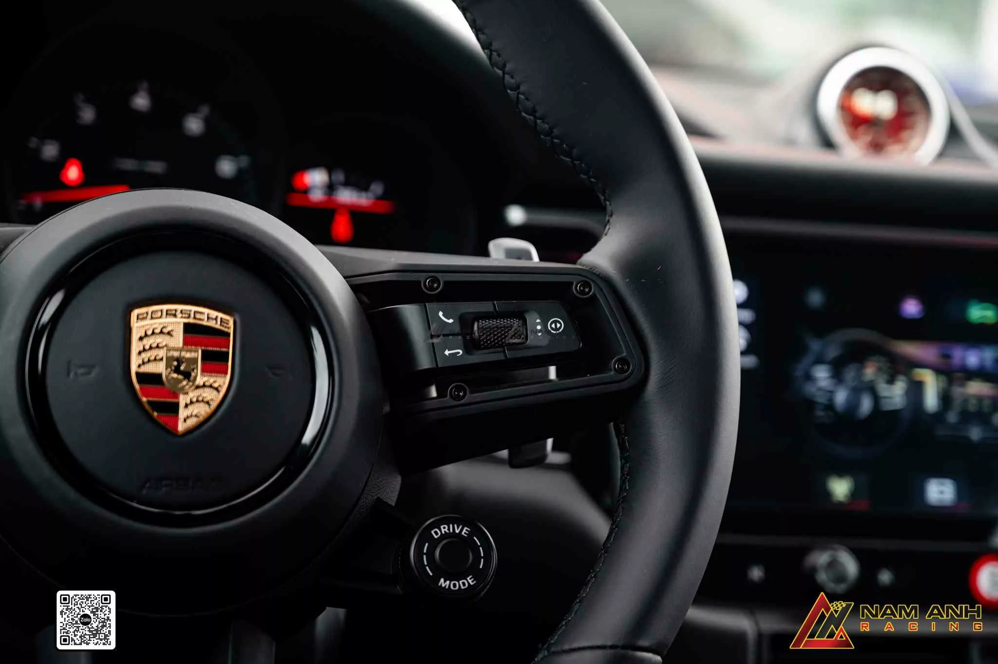 Chất liệu da nhám phối nhôm phay xước – giữ độ bám tay tốt và bền theo thời gian.