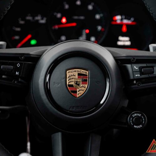 Cụm nút điều khiển được tối giản, bố trí hợp lý, nâng cao trải nghiệm cầm nắm và thao tác.