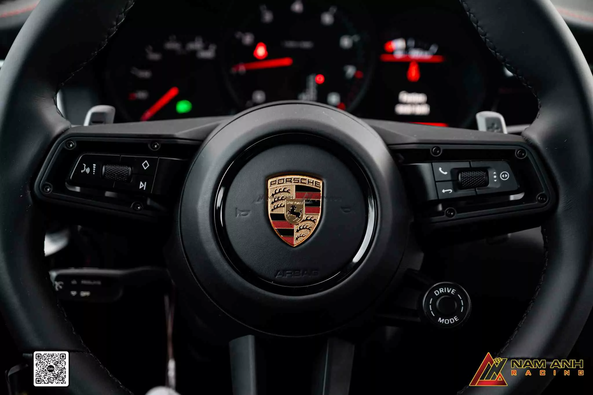 Cụm nút điều khiển được tối giản, bố trí hợp lý, nâng cao trải nghiệm cầm nắm và thao tác.