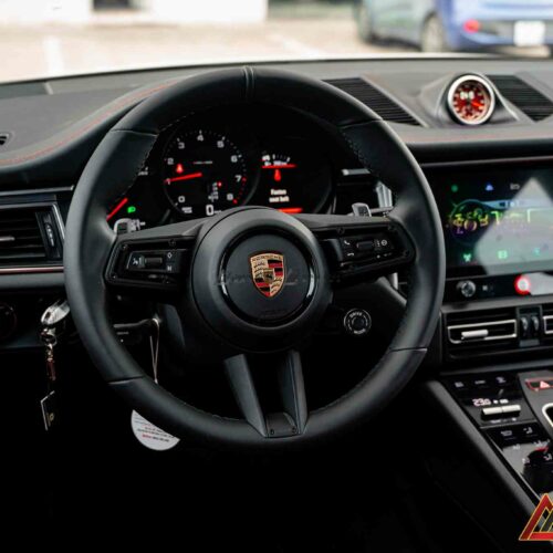 Độ vô lăng giúp làm mới khoang lái mà không cần can thiệp màn hình hay taplo.