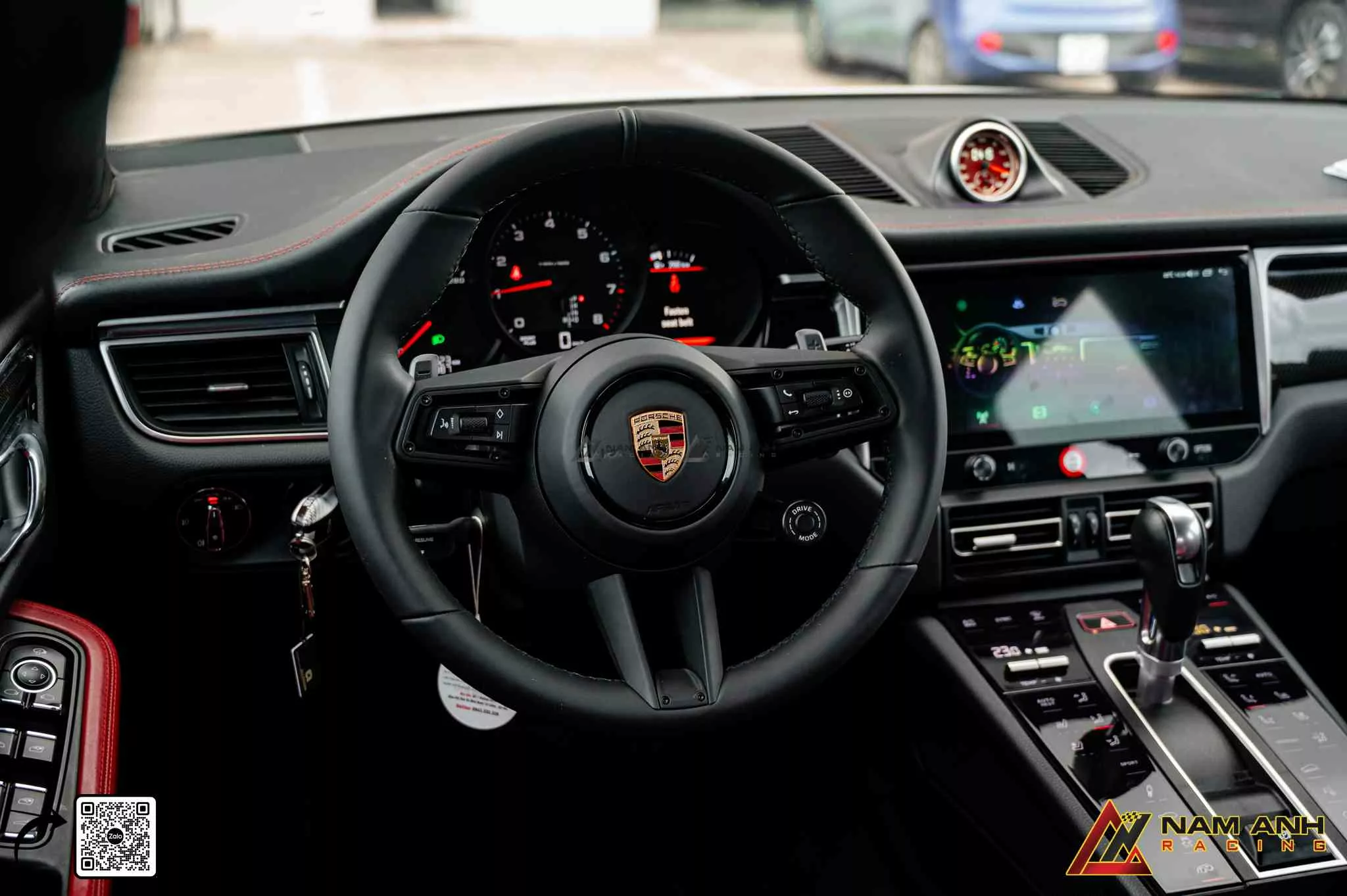 Độ vô lăng giúp làm mới khoang lái mà không cần can thiệp màn hình hay taplo.