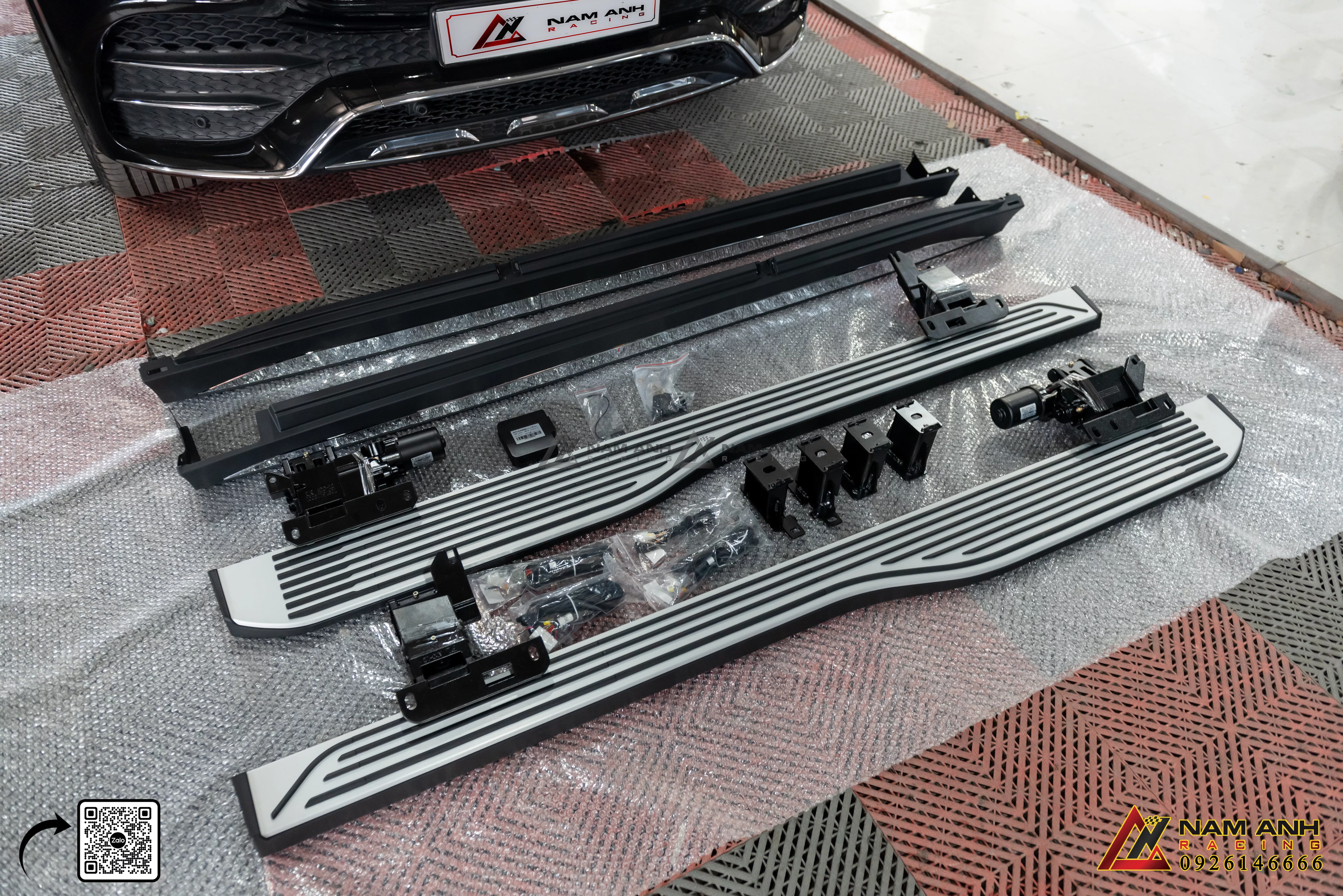 Hệ thống bậc bước điện | Mercedes GLE-Class W167 (2018-2025) tự động mở ra khi cửa xe được mở và thu lại khi cửa xe đóng