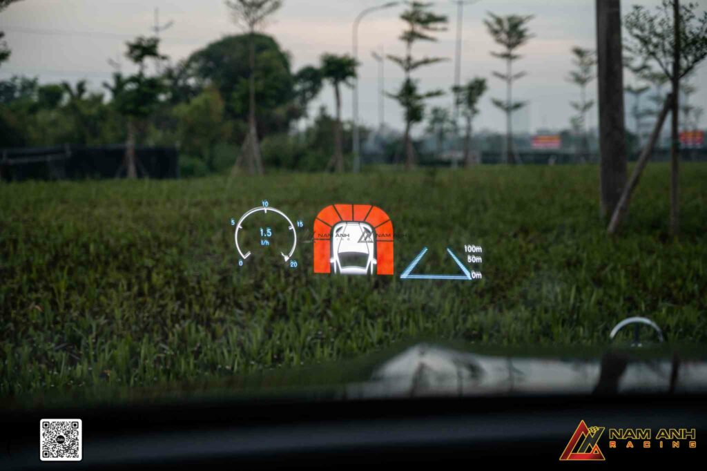 Màn hình HUD hỗ trợ theo dõi tốc độ và dẫn đường tức thì