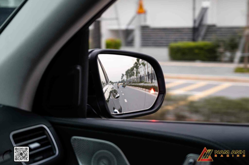 Đèn cảnh báo trên gương hỗ trợ chuyển làn an toàn 
