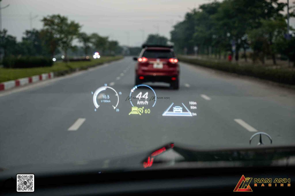 Màn hình HUD hiển thị thông tin trực tiếp trên kính lái