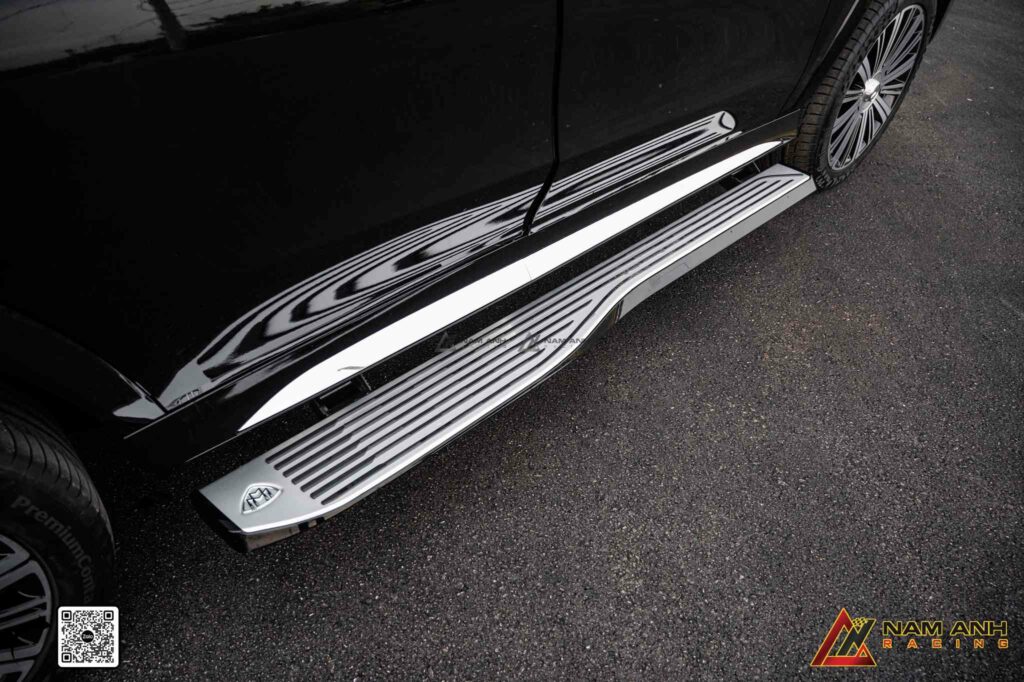 Bậc lên xuống tự động đồng bộ cửa xe, tiện lợi cho Mercedes GLS