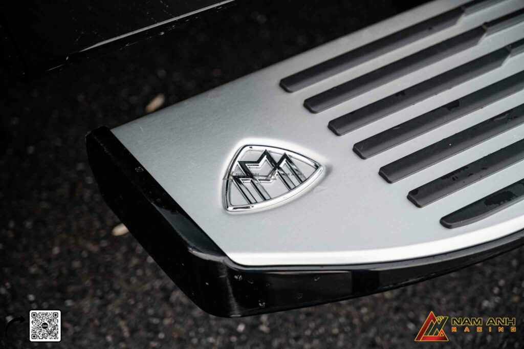 Bậc lên xuống tự động đồng bộ cửa xe, tiện lợi cho Mercedes GLS 