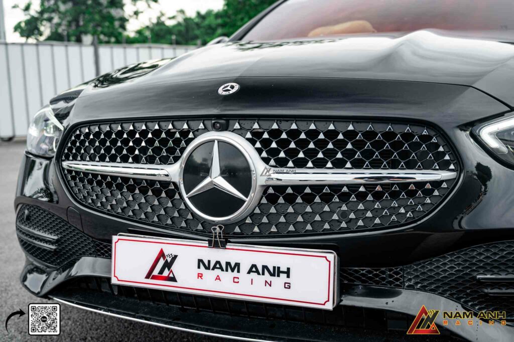 Mercedes-Benz C200 2025 hoàn thiện trải nghiệm lái với camera 360