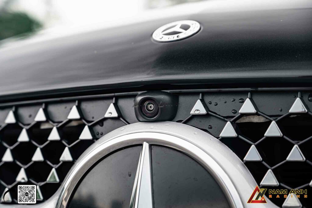 Màn hình 3D camera 360 giúp C200 2025 đỗ xe chính xác hơn 