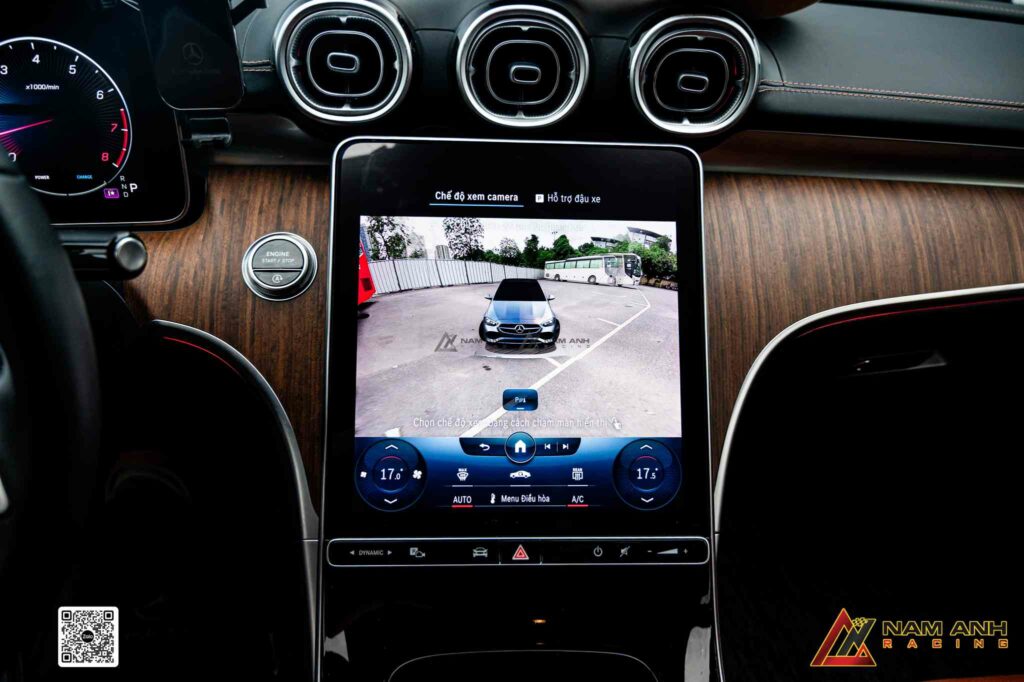 Hình ảnh thời gian thực từ camera 360 giúp C200 2025 di chuyển an toàn 