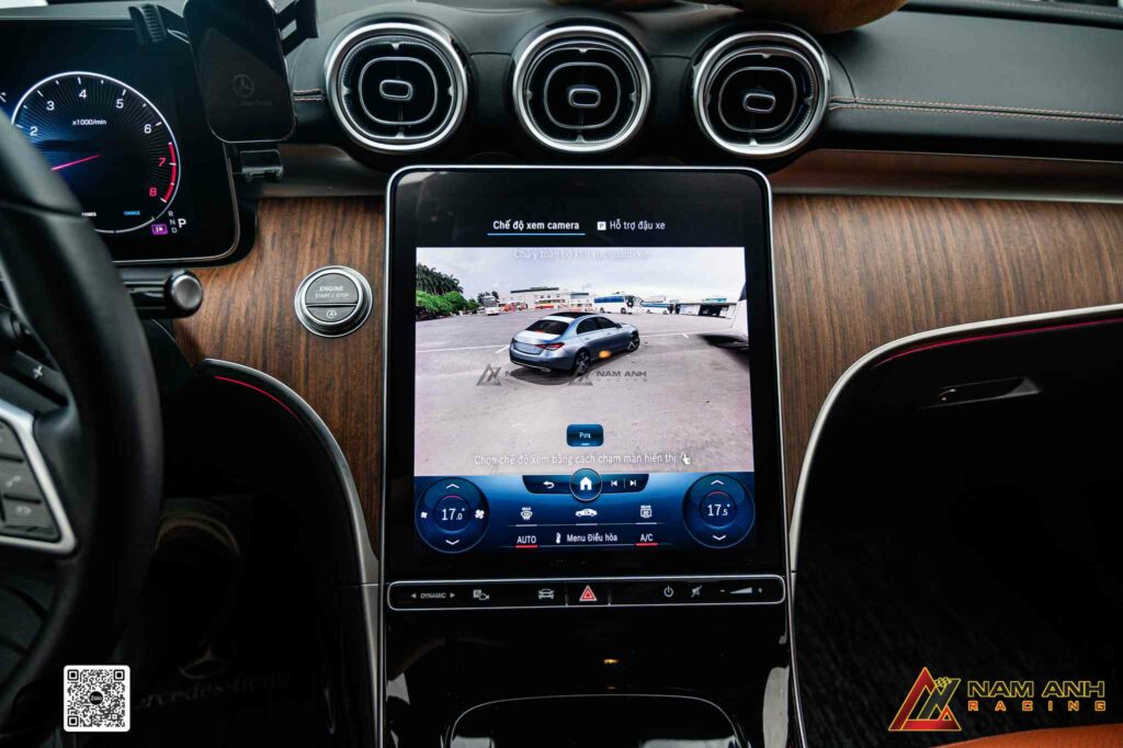 Camera 360 cho C200 2025 hiển thị khoảng cách và góc bánh xe 
