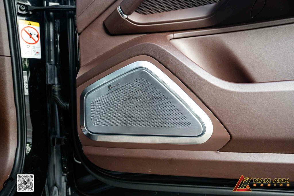 Thiết kế loa Burmester tinh xảo, hòa quyện với nội thất cao cấp của Cayenne