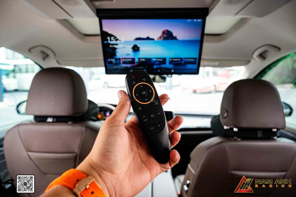 Mang cả thế giới giải trí vào khoang xe với màn hình Android gắn trần