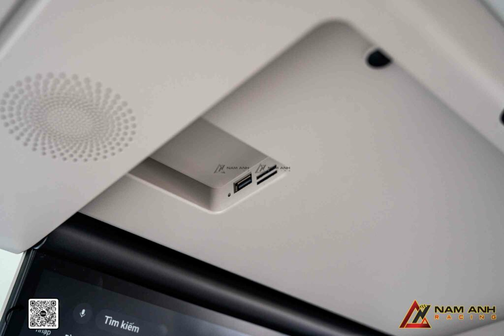 Thiết kế màn hình gắn trần gọn gàng, thẩm mỹ cao

