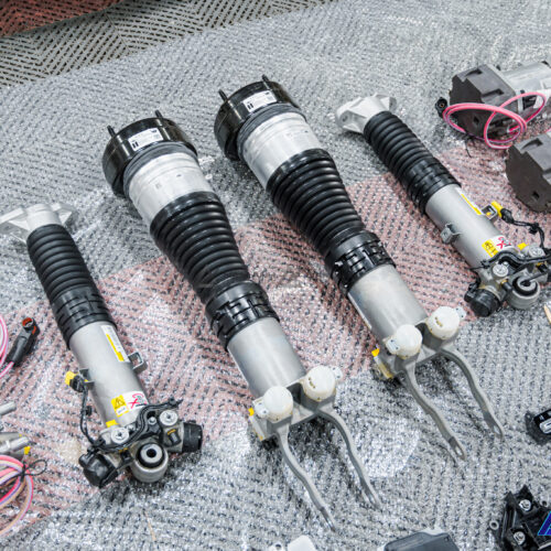 Hệ thống phuộc E-Active Body Control | Mercedes GLS-Class sử dụng một bơm dầu áp suất cao chạy bằng điện 48V