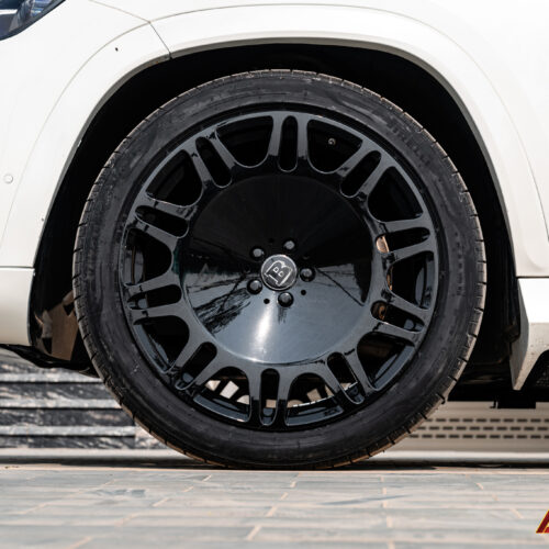 Ốp vè bánh xe giúp mở rộng hốc bánh, mang lại vẻ ngoài mạnh mẽ cho chiếc Mercedes GLS-Class W167