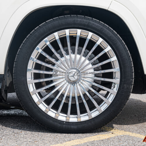 Khi xe vào cua, đặc biệt là với tốc độ cao, Hệ thống phuộc E-Active Body Control | Mercedes GLS-Class sẽ tự động điều chỉnh độ cứng của phuộc ở bánh xe phía ngoài