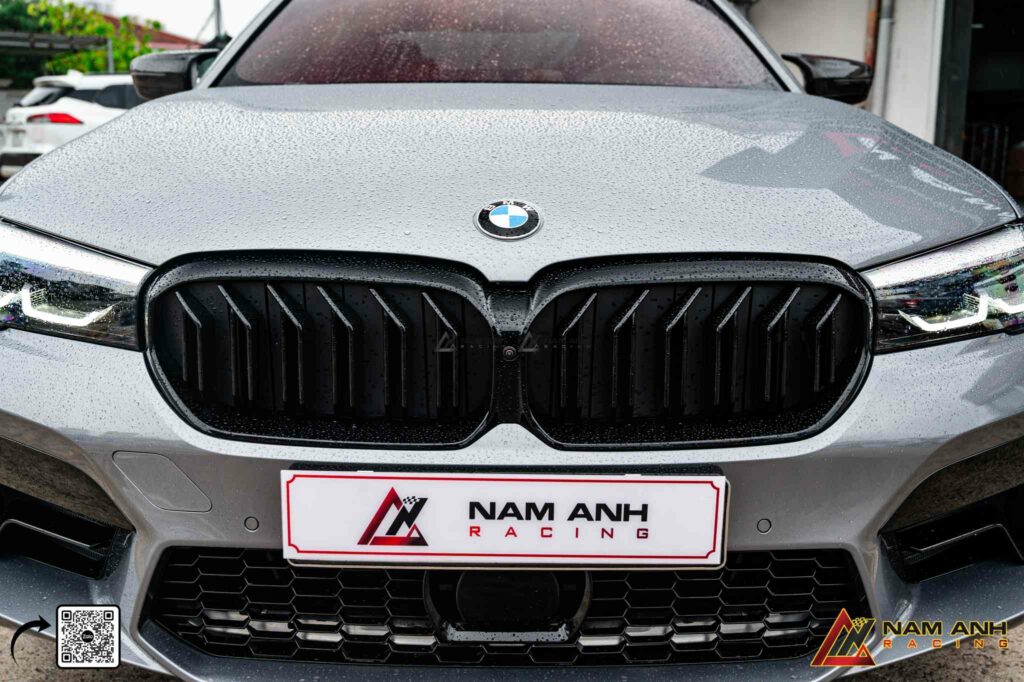 Cản trước M5 diện mạo mới đầy uy lực với hốc gió lớn và lưới tản nhiệt thể thao cuốn hút.