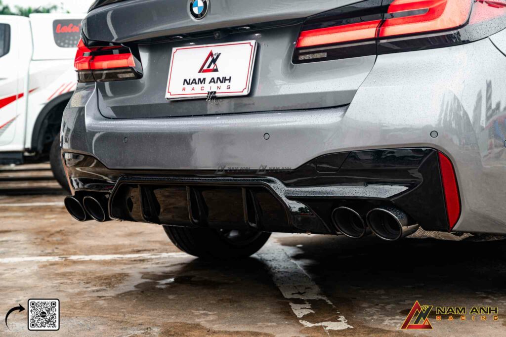 Thiết kế ống xả kép chuẩn M5 – biểu tượng của hiệu suất và phong cách đỉnh cao.