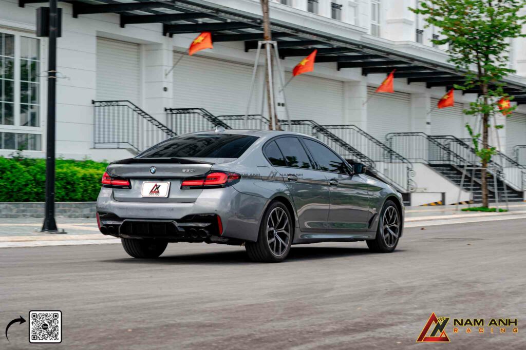 Cản sau M5 được thiết kế chuẩn form, ôm khít thân xe, tôn dáng thể thao cho BMW G30.