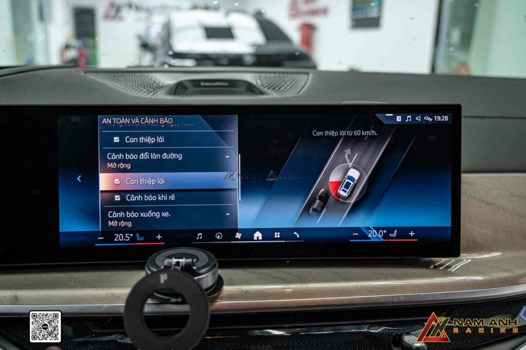 Gương chiếu hậu BMW X7 G07 LCI tích hợp đèn LED cảnh báo điểm mù phản hồi nhanh và rõ nét.