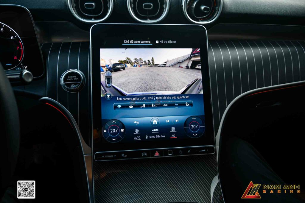 Giao diện 3D sống động, tái hiện chân thực không gian xung quanh xe.