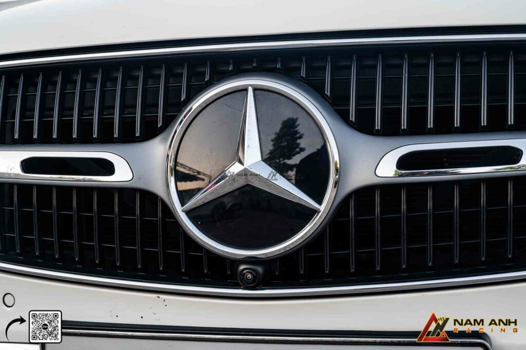 Camera ca-lăng góc rộng cho hình ảnh sắc nét, hỗ trợ đỗ xe và quay đầu chính xác.