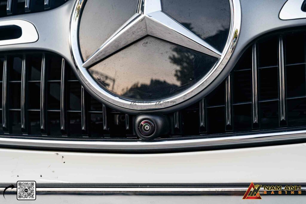 Thiết kế camera ở ca-lăng hài hòa với tổng thể đầu xe Mercedes-Benz GLC 200.