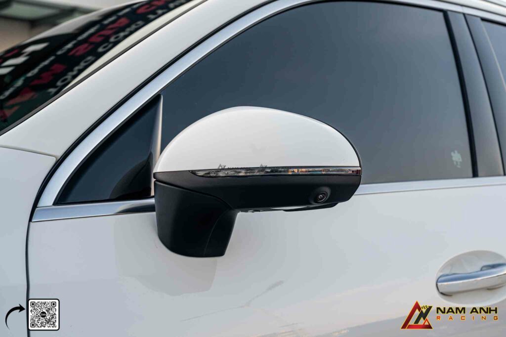 Cụm camera tích hợp gọn gàng trong gương chiếu hậu, đảm bảo thẩm mỹ và an toàn.
