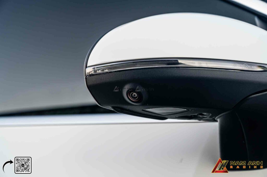 Camera 360 lắp tinh tế ở gương chiếu hậu, mở rộng tầm quan sát hai bên xe.
