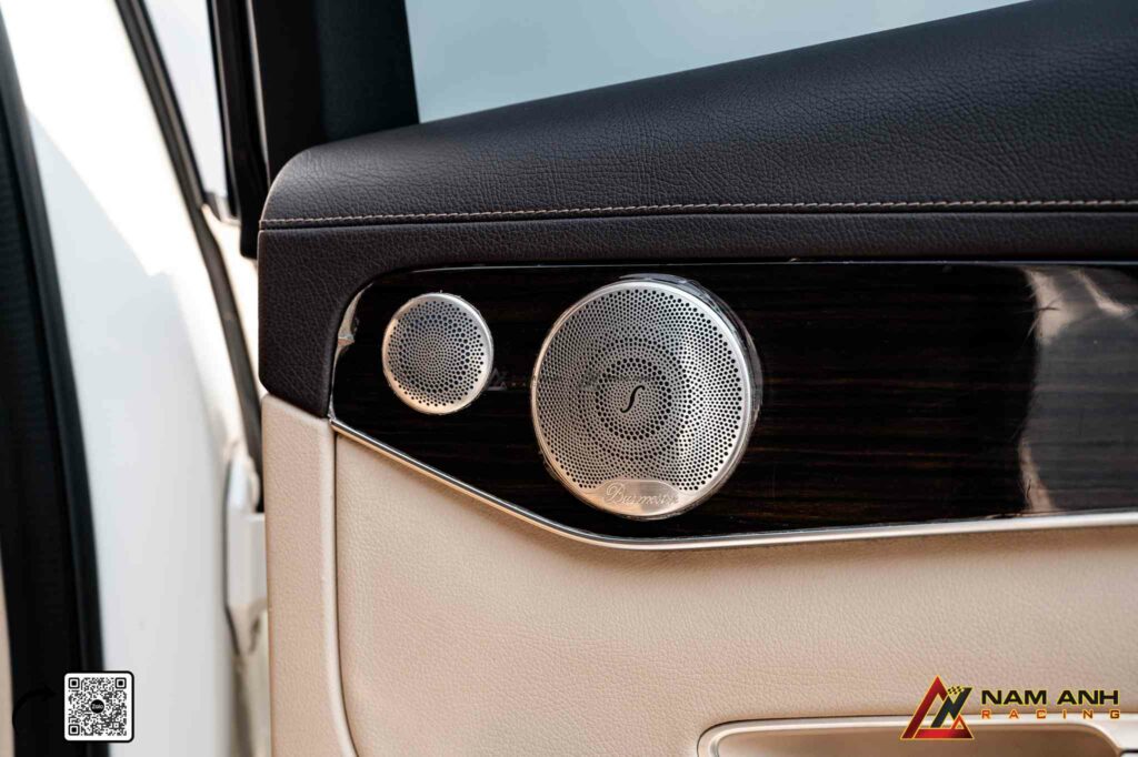 Chi tiết kim loại phay xước tinh xảo, tôn vẻ sang trọng cho khoang nội thất GLC.