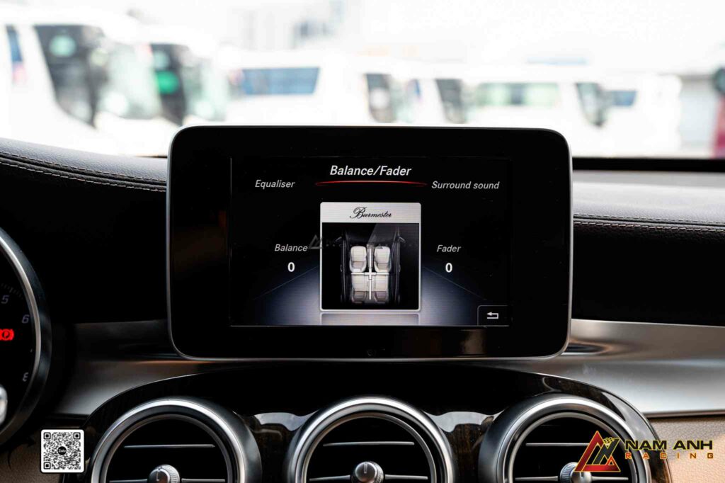 Cấu hình âm thanh được tinh chỉnh theo tiêu chuẩn Hi-End, xứng tầm dòng xe sang.
