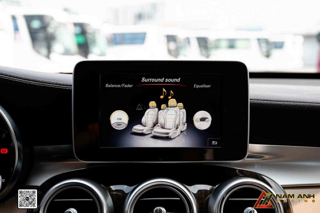 Âm thanh vòm sống động nhờ cấu hình loa được bố trí khoa học khắp khoang xe.