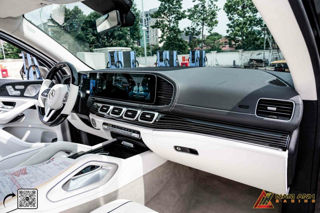 Chi tiết da, gỗ và kim loại trong nội thất Maybach tạo nên tổng thể xa hoa.