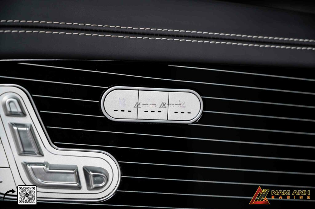Cửa xe Maybach tích hợp hệ thống âm thanh vòm Burmester, mang trải nghiệm sống động.