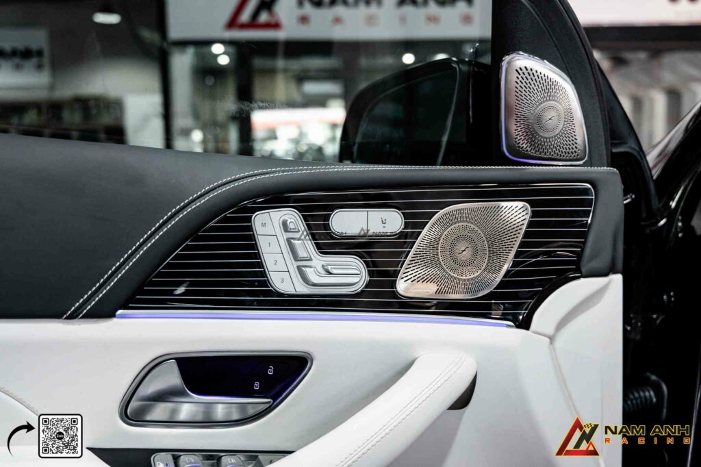 Chi tiết loa Burmester mạ kim loại sang trọng, tôn lên đẳng cấp khoang nội thất.