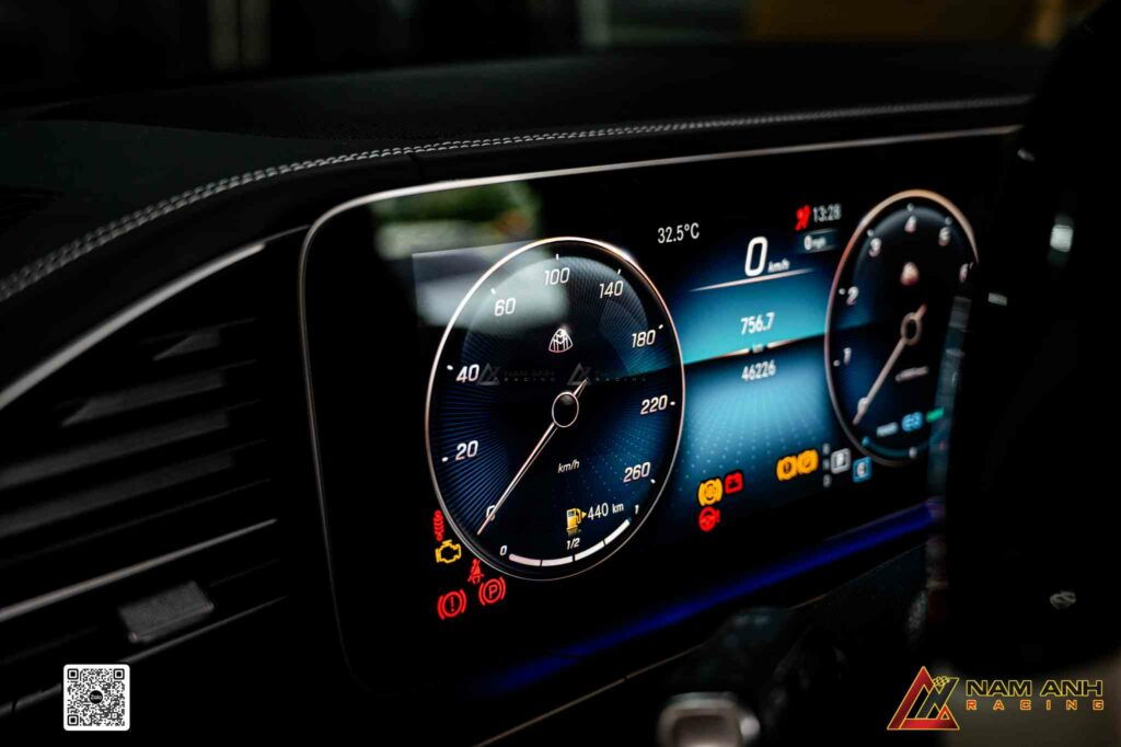 Bảng điều khiển tablet cảm ứng giúp quản lý toàn bộ khoang sau dễ dàng.