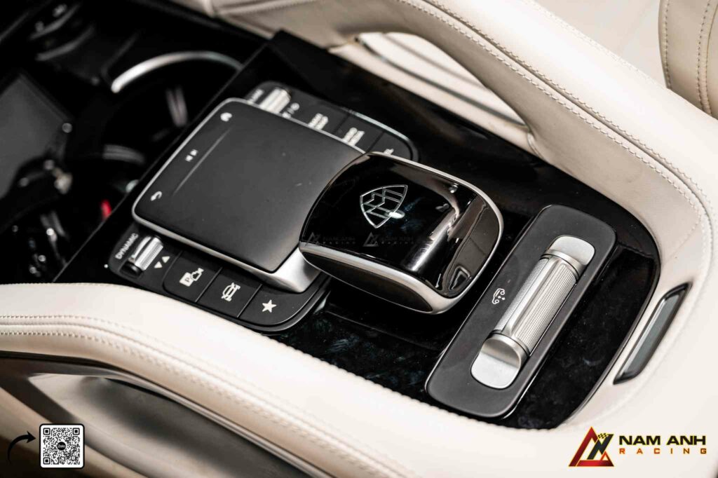 Ly bạc Maybach biểu tượng của đẳng cấp và sự tinh tế vượt thời gian.